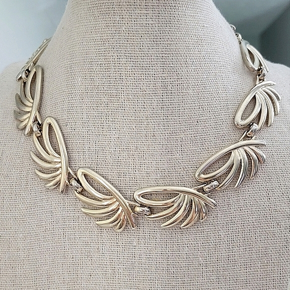 Monet Jewelry - VINTAGE Monet faded gold style necklace